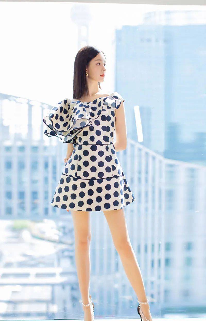 女星高跟鞋美腿盘点:陈都灵,杨超越,清纯优雅美腿修长!