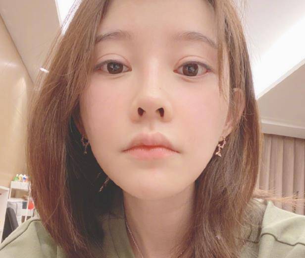 冯提莫晒素颜"怼脸照",开十级滤镜,说是换了一个