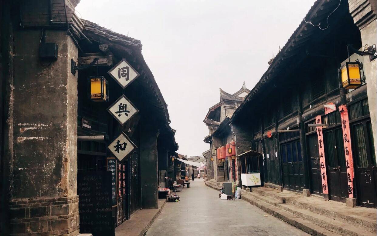秦岭南麓离西安最近的古镇,始于唐朝,全是白墙黛瓦徽派四合院_陕南