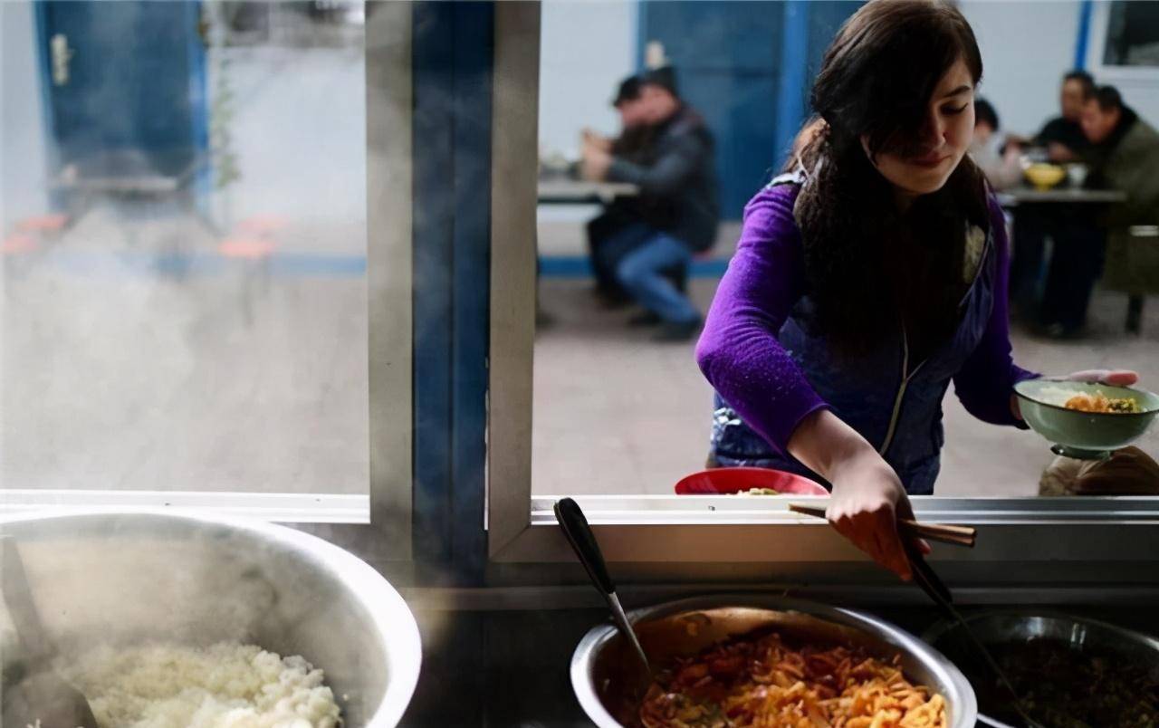 24岁外国女子米哈娜,曾嫁给大自己21岁的四川农民,如今幸福吗?