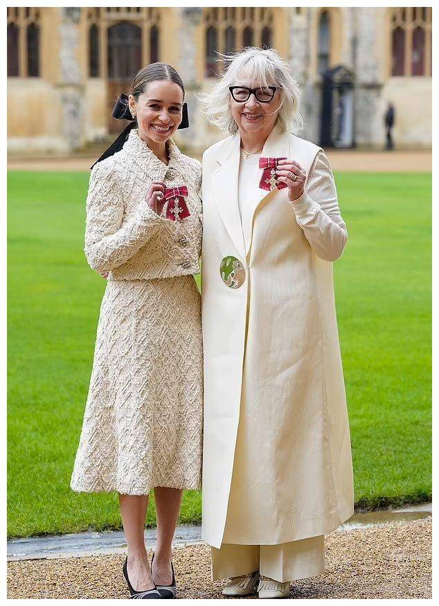 37岁"龙妈"获威廉王子亲手戴勋章,伶俐似少女,头发