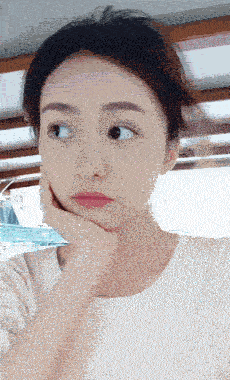 搞笑gif动态图分享解读:身上都湿透了还在拍照,打你