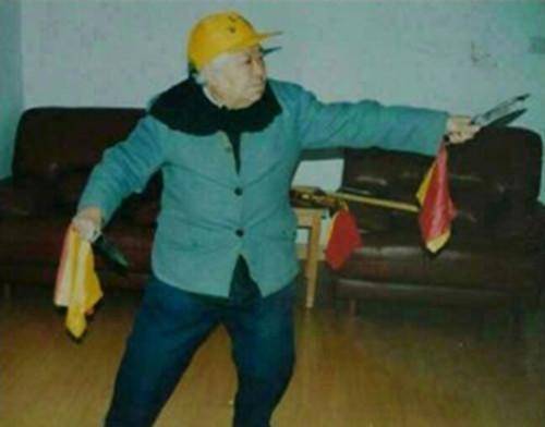 擅长用双枪让敌人闻风丧胆,以103岁高龄去世_何子友_李德源_工作