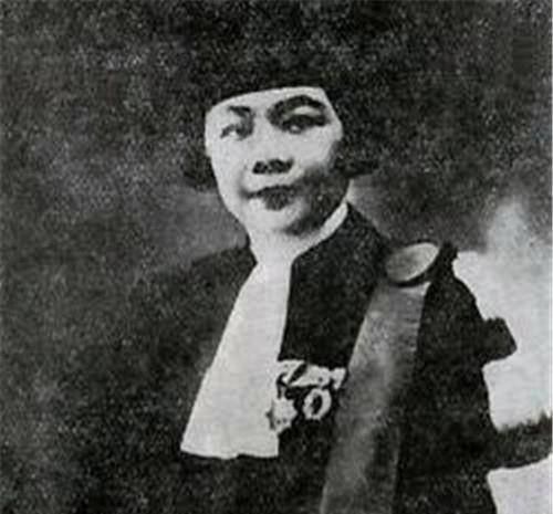 1924年,郑毓秀总算完成了学业,获得了法国巴黎大学法学博士的学位