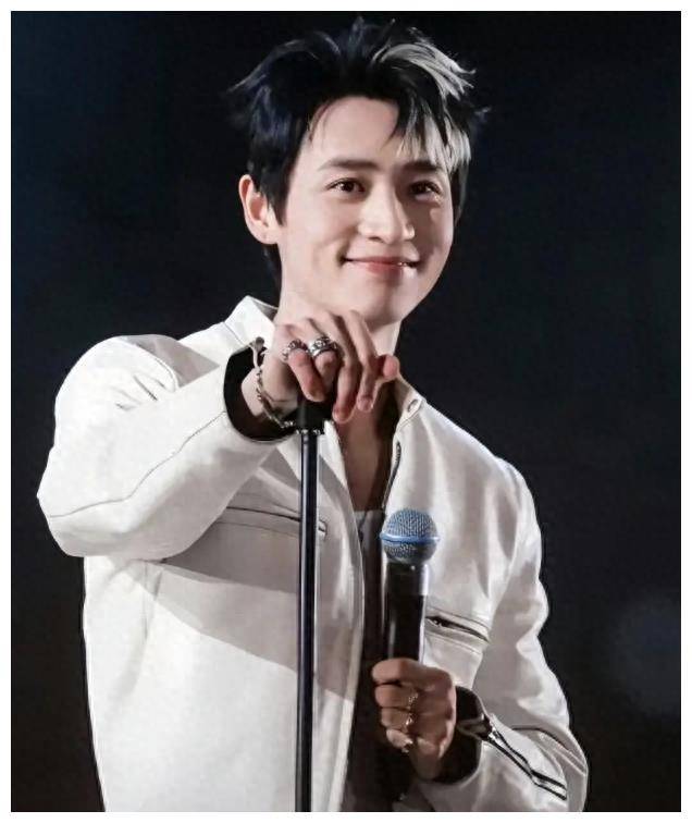 魏晨清爽颜值演技出众,内娱圈亮色!_魏大勋_才华_成功