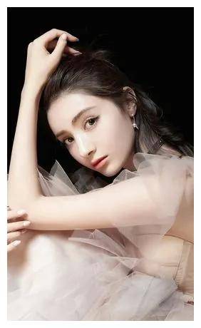 优雅舞姿展现新疆美女魅力,麦迪娜异域风情令人着迷._舞蹈_表演_观众