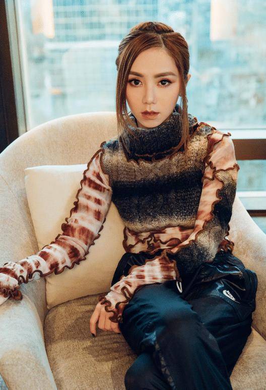 邓紫棋还是深爱皮裤?如今懂搭配看起来更帅气,可以摆脱标签了