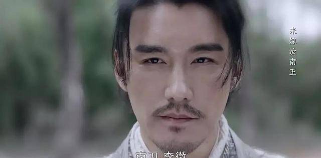 内侍卫大张旗鼓地护送假幼主,明面上打着幌子;一路由江湖武林高手李徵