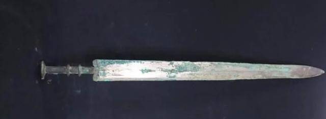 "牛肉汤大墓"现千年古剑,与越王勾践剑相媲美,2000年不生锈_宝剑_研究