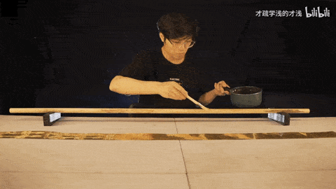 95后的他复原了三星堆大展上的黄金面具和金杖,还