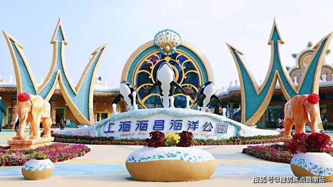 附近有滴水湖,包括海昌海洋极地公园,中国航海博物馆,上海鲜花港,南汇