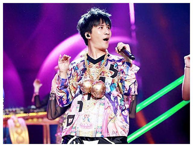 大张伟被曝有两个十几岁的美国孩子,数次赴美引发网友热议!_刘迎_音乐