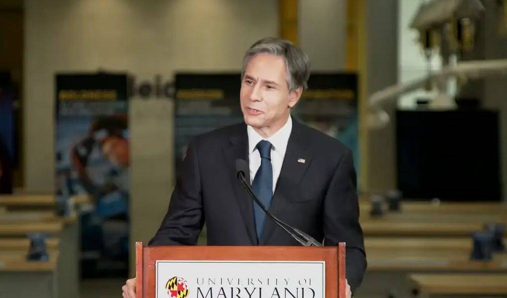 布林肯露骨发言:在国际体系中,你不坐在餐桌上,就会