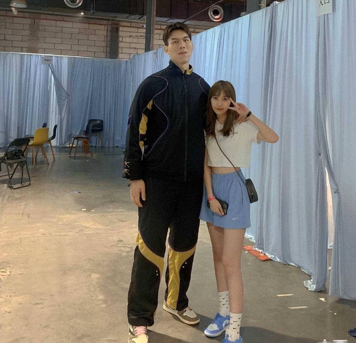 野球超级中锋铁牛,不打cba一样年入百万,老婆颜值高_商业化_张鸿林