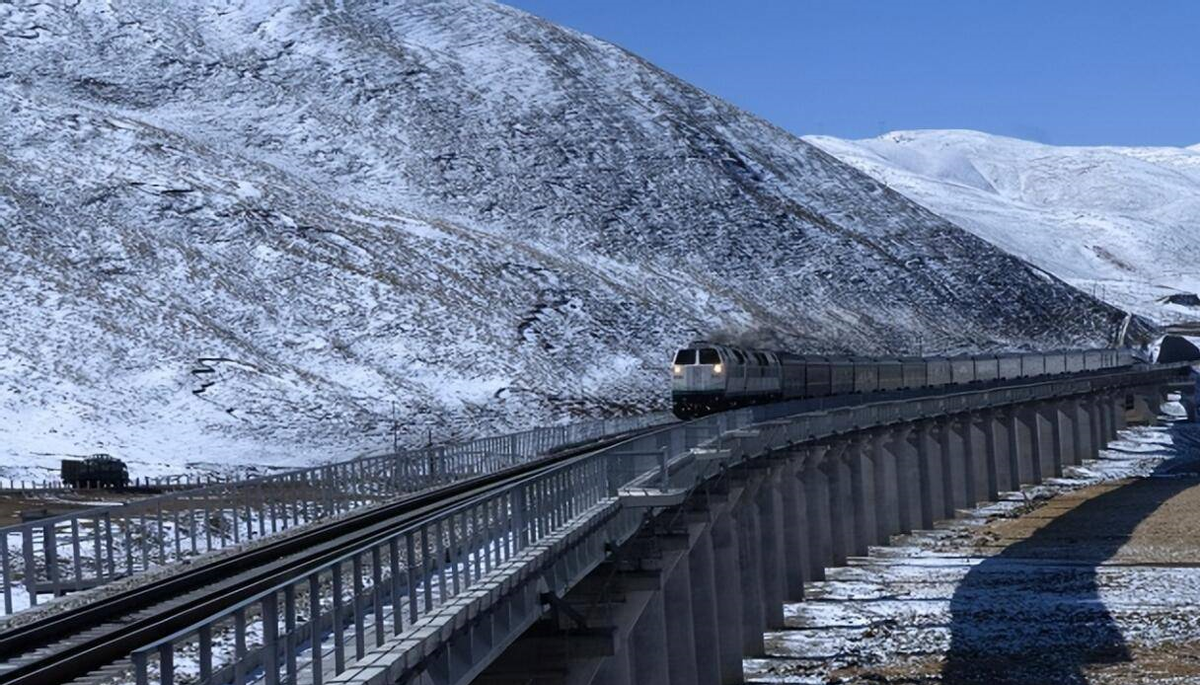 青藏铁路两边插满铁棒,总长7米约1.5万根,它们究竟是做什么的?