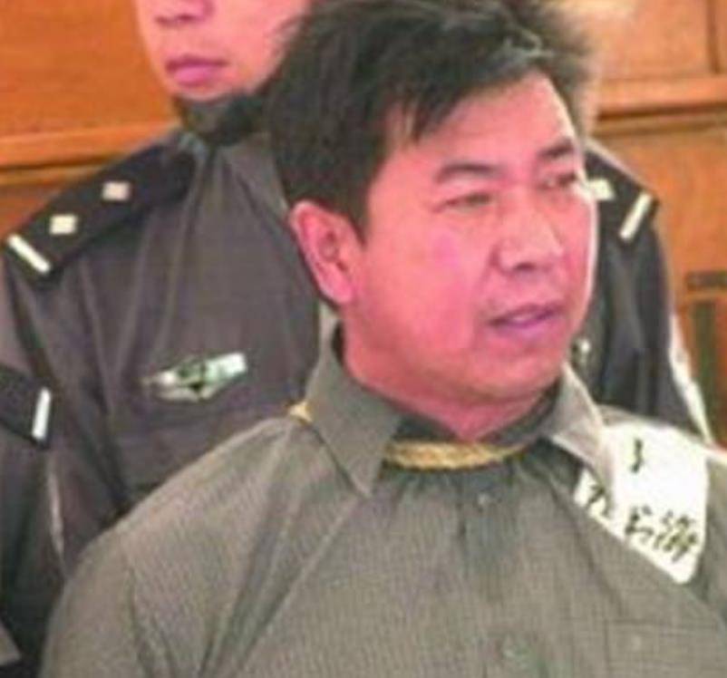 90年代,退伍"兵王"与警校儿子抢银行,逍遥法外五年