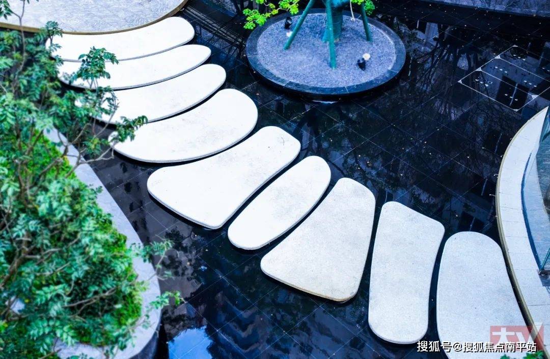 图 | 《千里江山图》中的五大色彩而且,园林的小景材质中,大量运用了