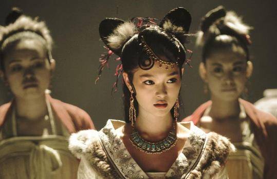 在她跟随唐僧一行人去了寺庙后,趁着唐僧生病,孙悟空,猪八戒,沙和尚都