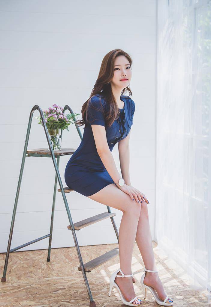 朴正允:一身蓝色的连衣裙,时尚诱人的身材,你喜欢吗?