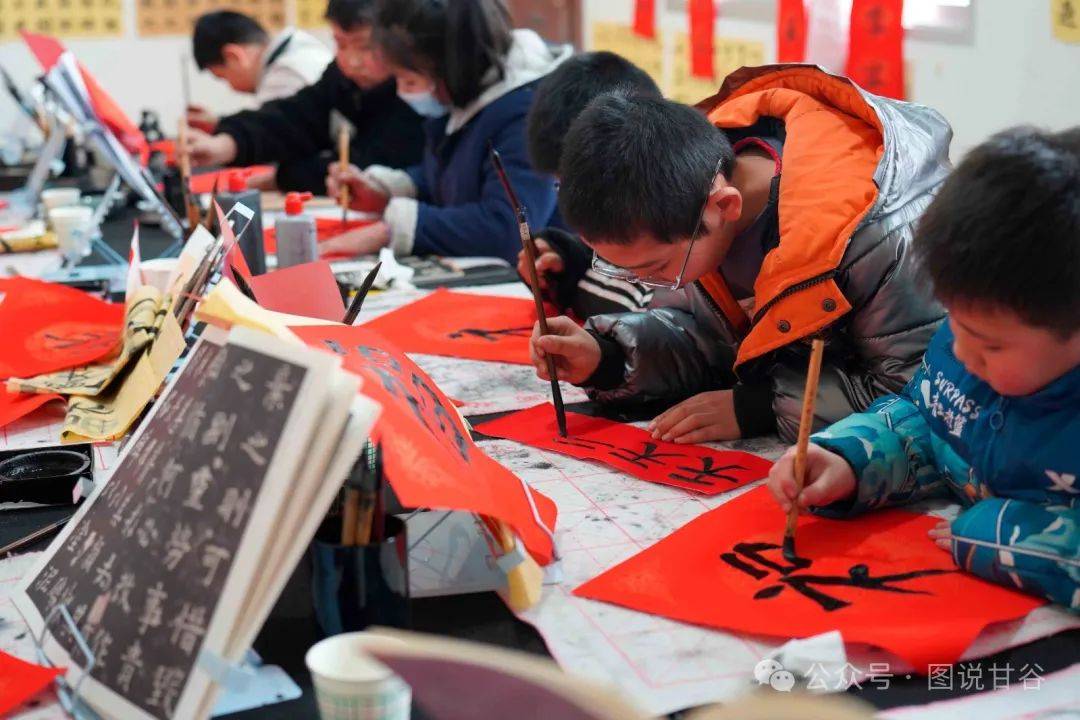 甘肃摄影师杨茂盛作品《年味》: 书韵传真情 秀女献祥瑞_甘谷_节日