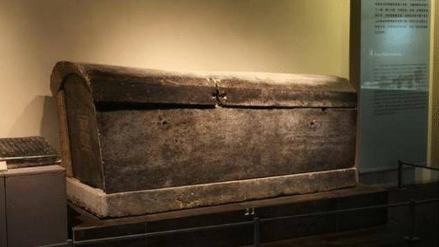 西安现1400年古墓,出土"一棺双尸",专家:墓主是一对外国夫妻_石棺
