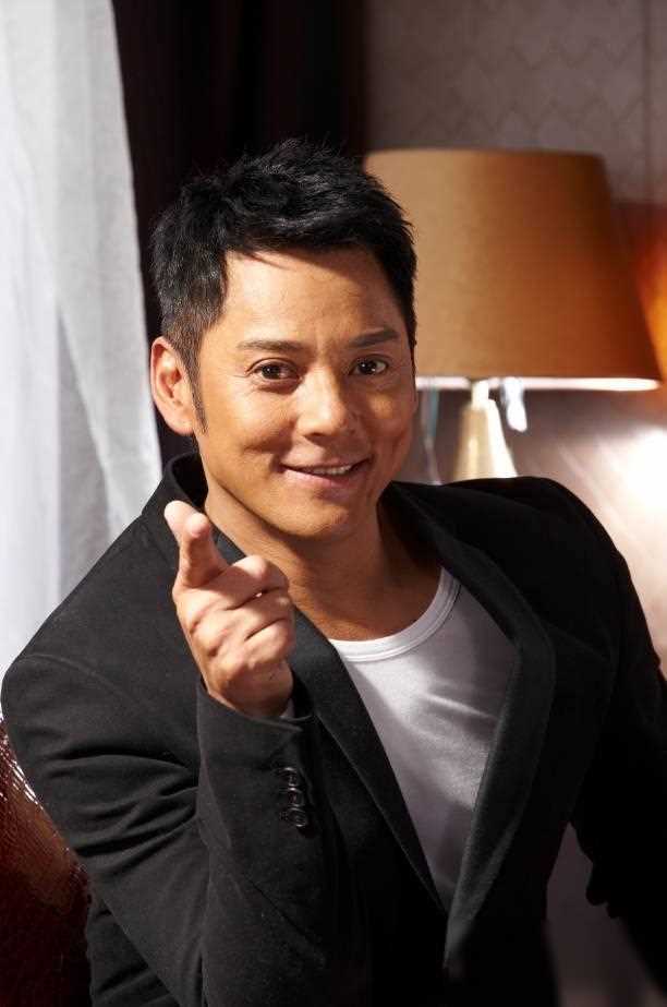 洪欣吃饭被偶遇,穿休闲服头发稀疏脸憔悴,儿子张镐濂撞脸莫少聪_晚宴