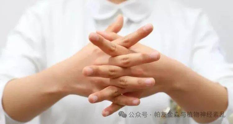 可以进行手指的精细动作练习,如捡拾物品,解纽扣等,以增强手指的灵活