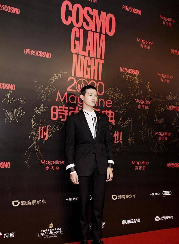 寸头的发型与黑色的发色显得很搭调,虽然是中规中矩的发型,但是却凸显