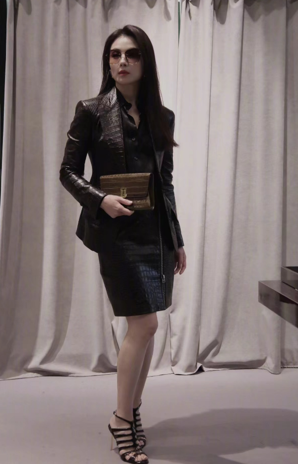 穿黑皮裙看秀抢全场风头,戴墨镜太帅了_造型_显得_身材