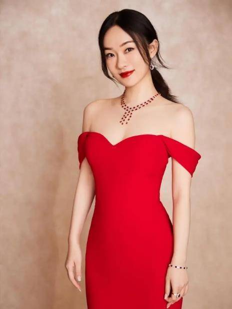 霍思燕"浴巾裙"太惹眼了,这么紧硬勒出模特身材,气质太惊艳_粉色_颜色