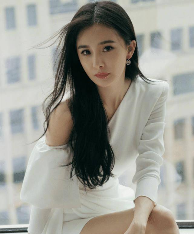 杨幂近照公开,一袭白裙如知性女人,这才是圈内的"最干净女星"_形象