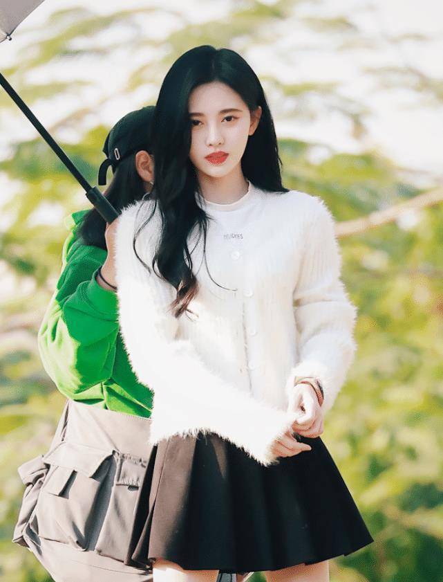 鞠婧祎一改往日穿搭风格,新造型穿成财阀千金,身高我没看错吧_魅力