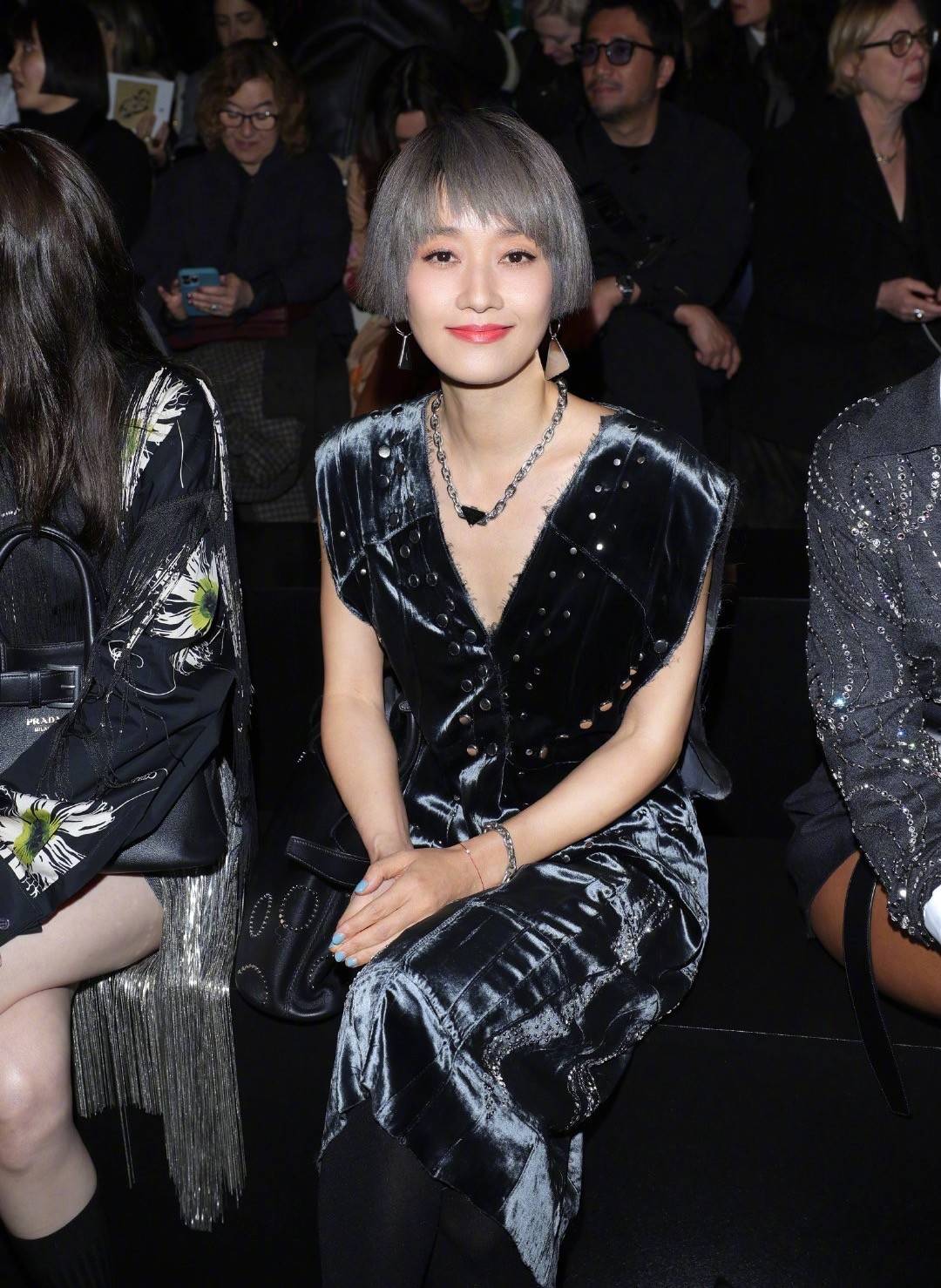 曾黎"水蛇腰",娜扎裸背诱人,但戚薇只惊艳了下半身_刘涛_造型_明星