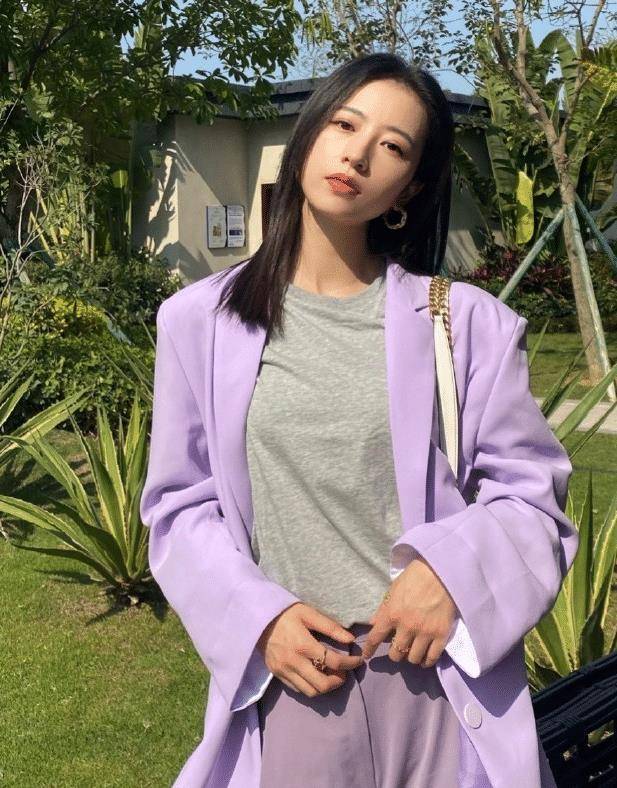 不得不说周雨彤快170的身高却才80斤超级纤瘦,有种弱不禁风的既视感