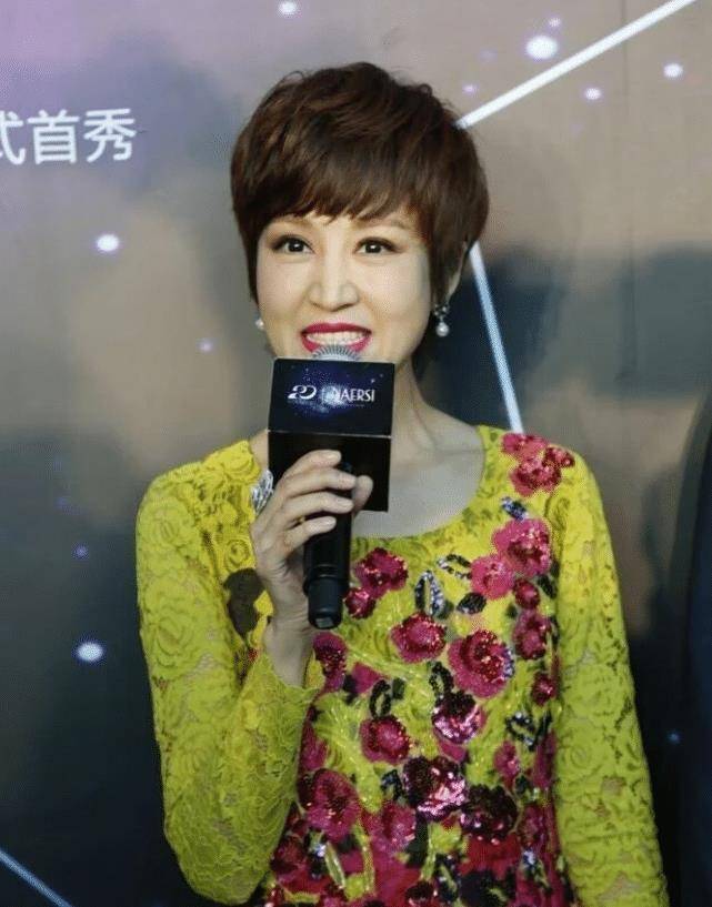 鲍蕾也逃不过岁月流逝?