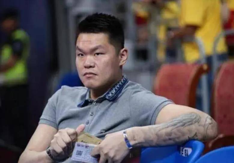 的功勋外援马尚布鲁克斯正式离队,这也让球迷把目标都对准了朱芳雨