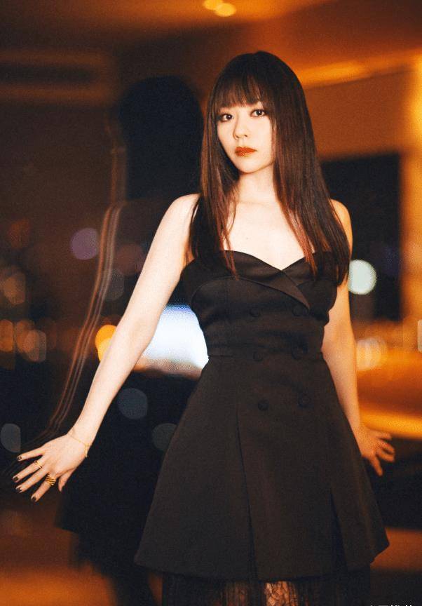 张靓颖终于放开了,穿15厘米香烟鞋配黑透丝,又美又飒超抢眼_look_时尚