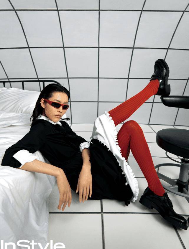 刘雯登《优家画报》,红黑碰撞秀纤细身材,时尚魅力满分