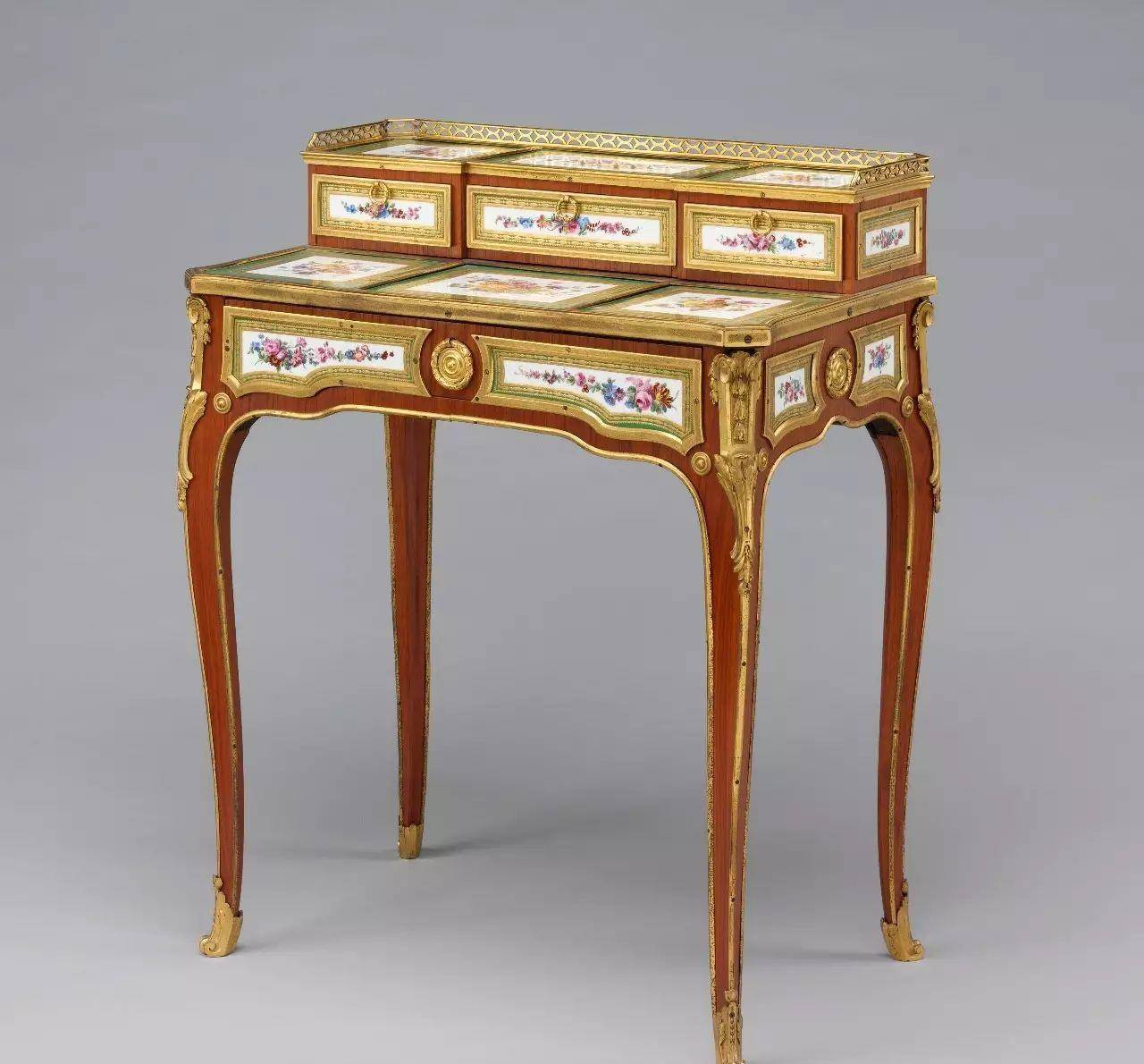 女士们在客人面前化妆,要用漂亮的道具与容器,而塞弗尔瓷器作为洛可可