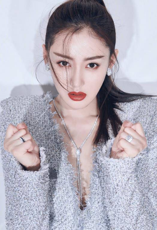 轻轻一抬手,就知道张天爱气质体现在哪_服装_爱的_裙子