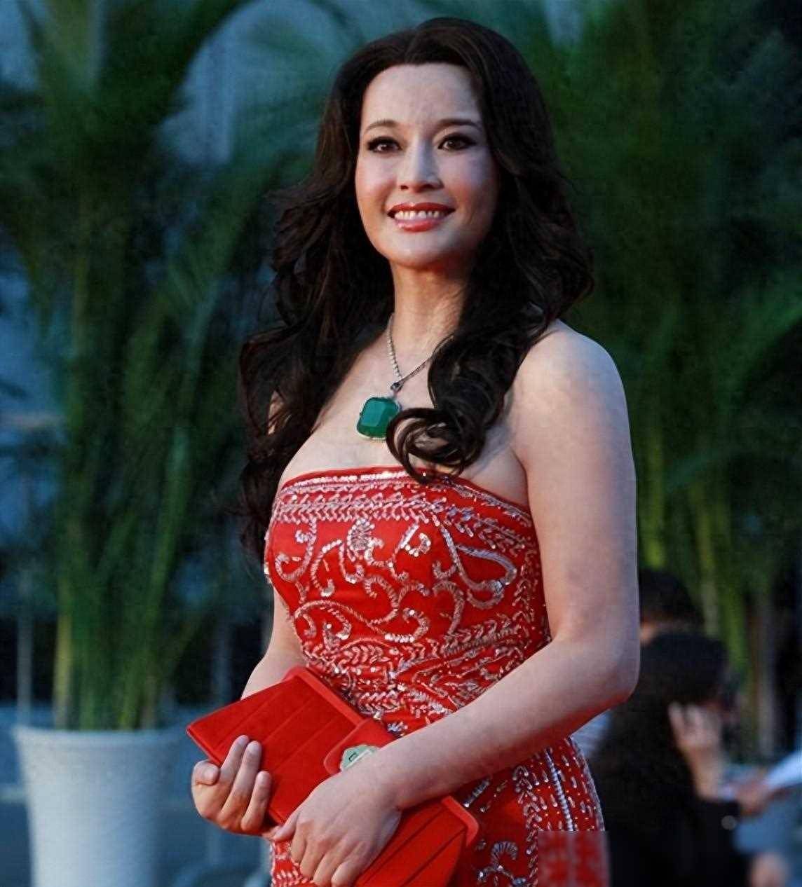 昔日八一厂厂花 被王心刚看好 却被刘晓庆抢风头 如今68岁依_李岚