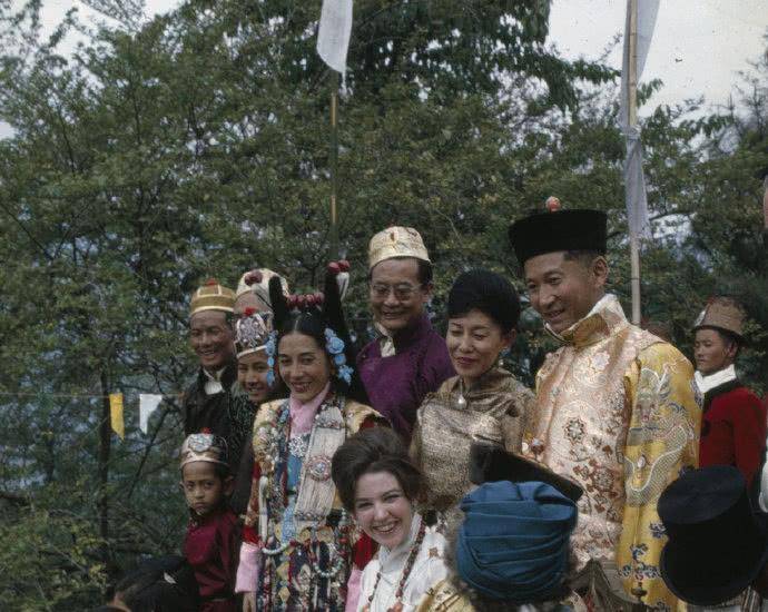 锡金末代国王结婚珍贵彩照:王室身穿清朝服饰,末代王后是美国人_巴登