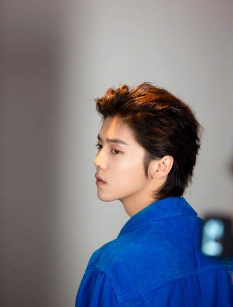 有种成熟叫鹿晗谈恋爱,换"直男刘海"发型后,越来越有男人味_感觉_时候