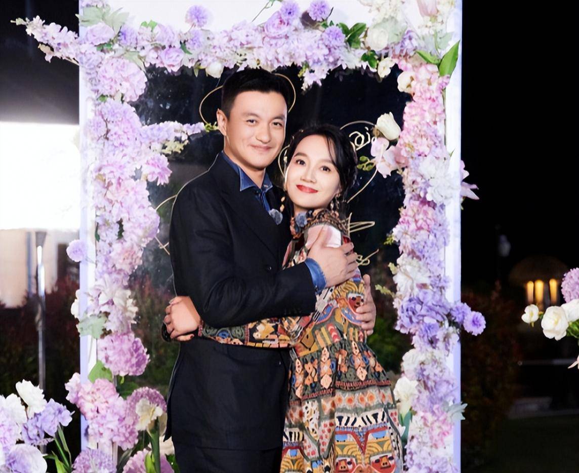 的明星,袁咏仪对舞台应该是非常熟悉了,因为她的老公录制《披荆斩棘》