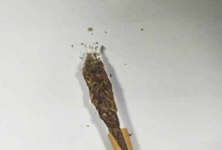 "小余面露难色,紧张到用双手不停扯着裙角.