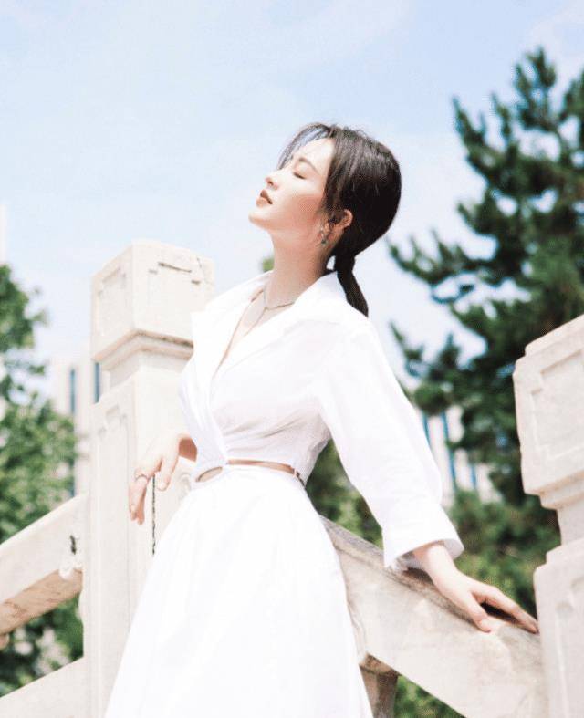 李沁又因鞋子上热搜,脚踩两根针,谁能驾驭得来_时尚_气质_版型
