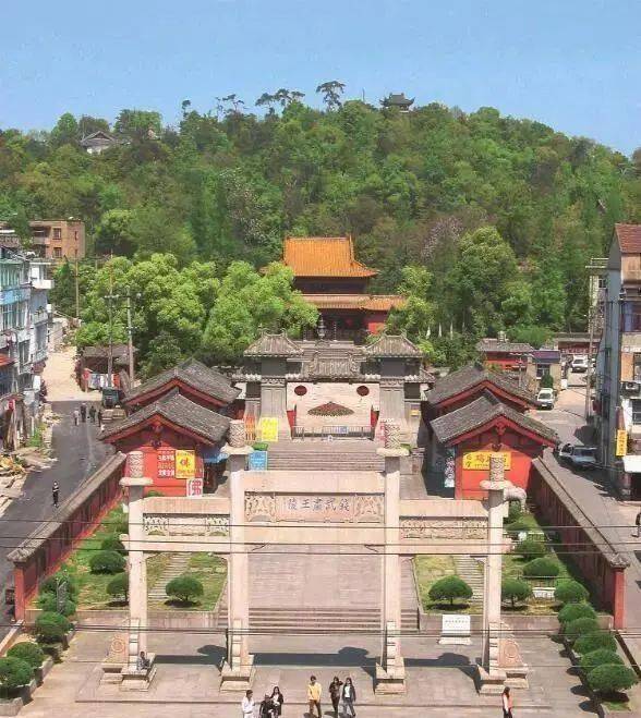 钱王陵园钱镠墓,即钱王陵,全国重点文物保护单位,陵址旧称安国县衣锦