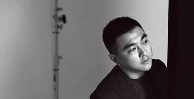 1998年以演员身份参与电视剧《浪卷红尘》的拍摄与制作.