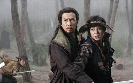 仇鸾其人经常大肆抢掠,更加可耻的是他还经常割死人头冒功,这种人无论