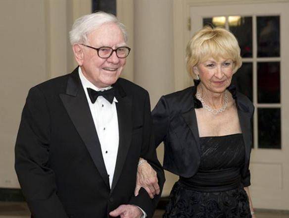 在考虑到巴菲特没生活自理能力,子女又不在身边后,她便让自己的闺蜜